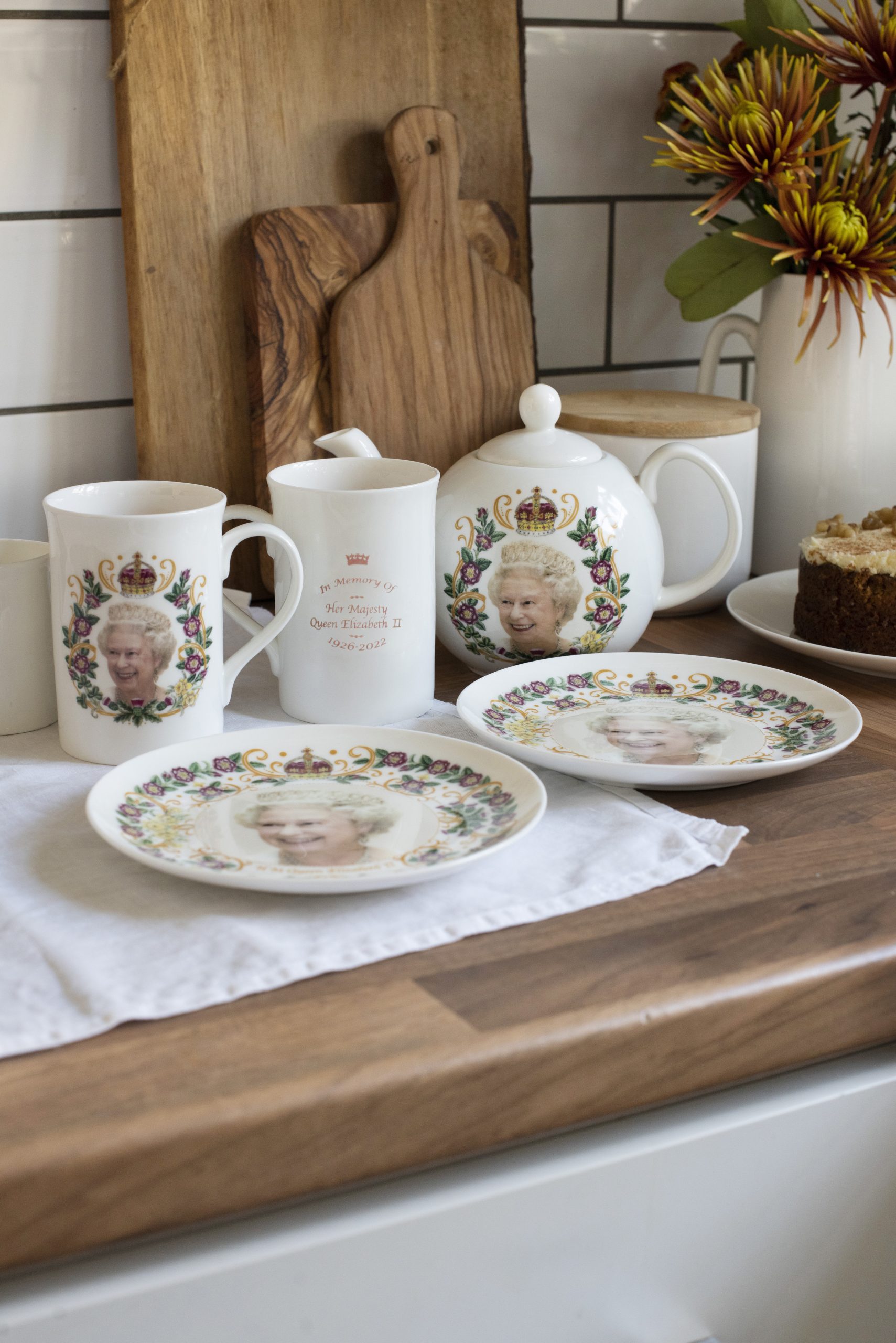 Queen Elizabeth II Commemorative Display Plate - Image 4